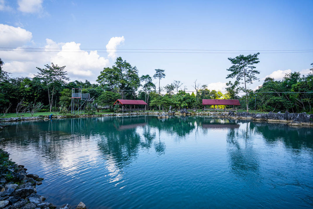 Ausblick auf eines der Becken der Blauen Lagune 4 in Vang Vieng.