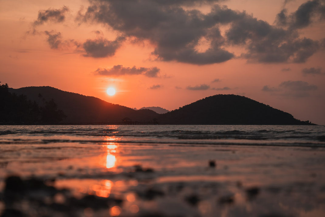 Aufnahme eines Sonnenuntergangs mit orangen Himmel auf der Insel Koh Mak.