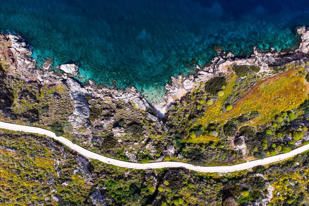 Luftaufnahme eines Küstenabschnittes auf der Insel Hydra.