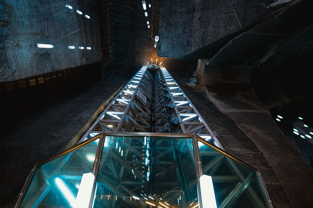 Der beleuchtete Aufzug der Turda Salzmine wirkt wie auf einem anderen Planeten.