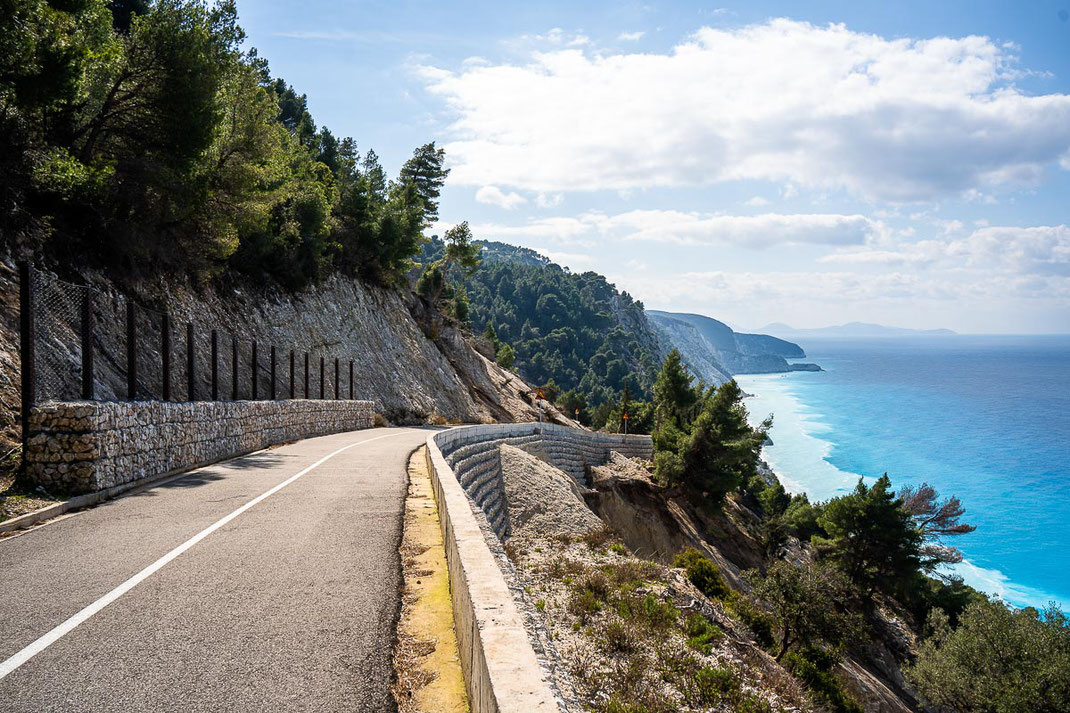 Gesperrte Zufahrtsstraße zum Egremni Beach auf Lefkada, die aufgrund von der zu sehenden Erdrutsche nur noch zu Fuß überwunden werden kann.