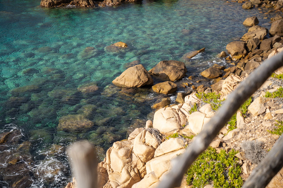 Die steinige Küste der Costa Paradiso mit ihren klaren Wasser.