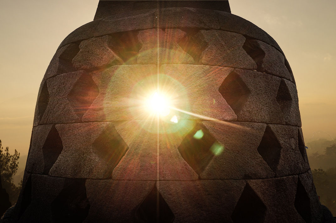 Detalle de una estupa al amanecer.