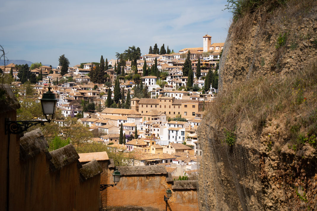 Ausblick von einen Hügel auf die Häuser der Altstadt von Granada.