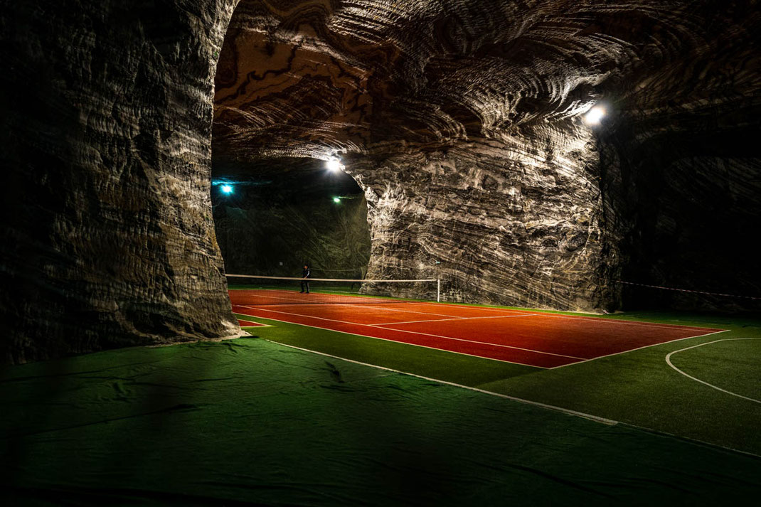 Ein Tennisfeld in der unterirdischen Ocnele Mari Salzmine.