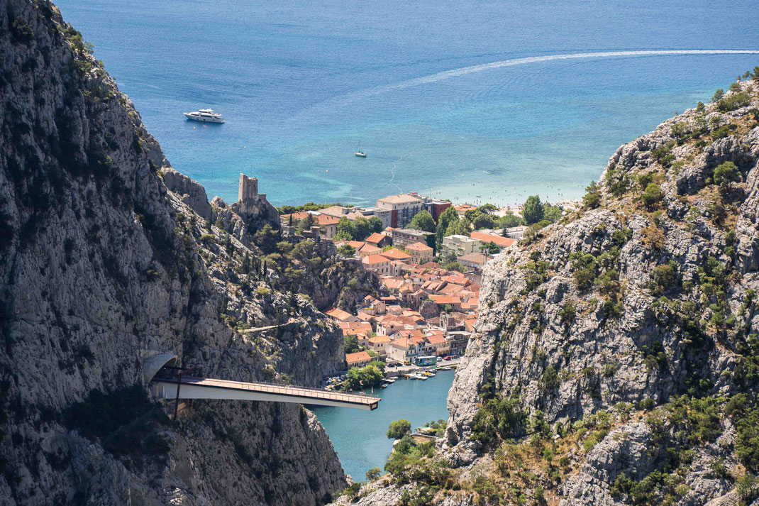 Detailaufnahme von der Stadt Omis, den Bergen, des Flusses Cetina und der Brücke von einem Aussichtspunk im Hinterland.