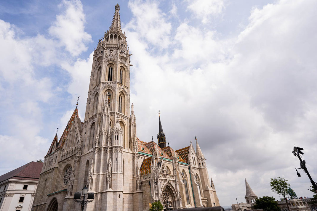Die Matthiaskirche auf dem Burghügel in Budapest mit ihren bunten Dach.
