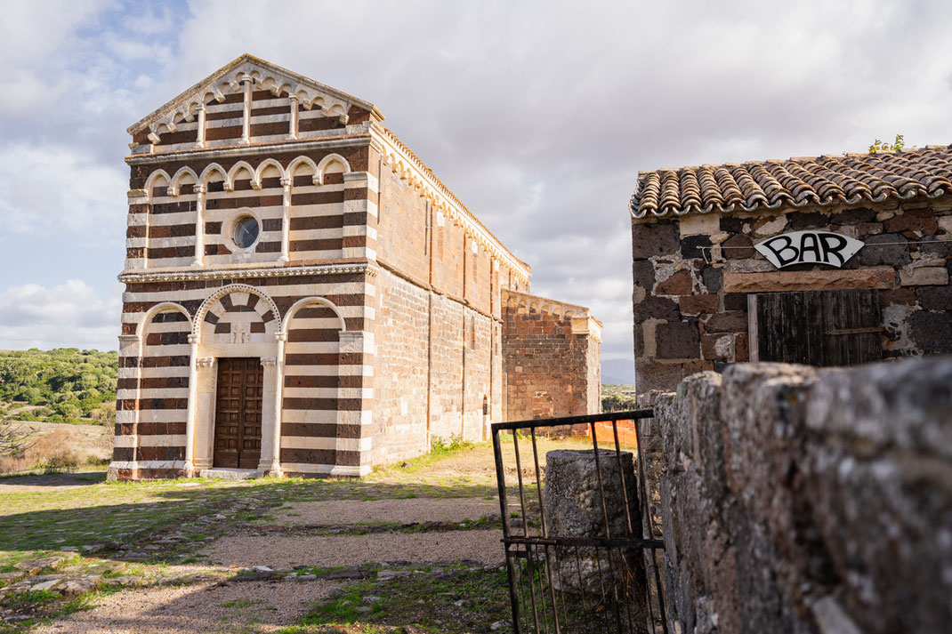 Eine gestreifte Kirche in der Nähe von Martis auf der Insel Sardinien.