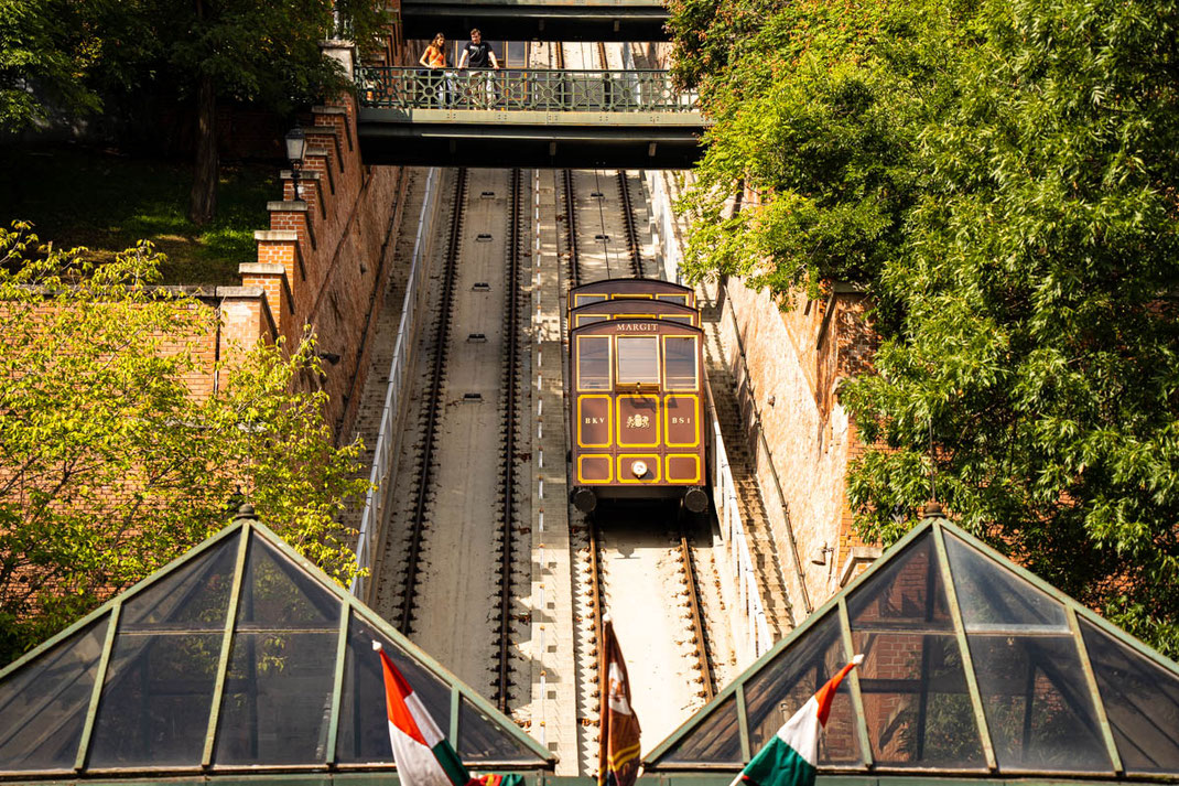 Die alte Standseilbahn Sikló bei ihrer Fahrt auf den Burghügel in Budapest.