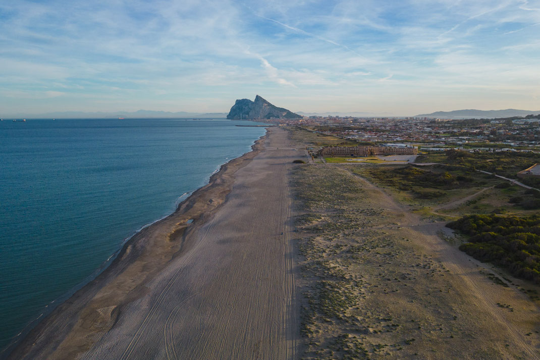 Ein kilometerlanger Sandstrand führt zum beeindruckenden Felsen von Gibraltar.