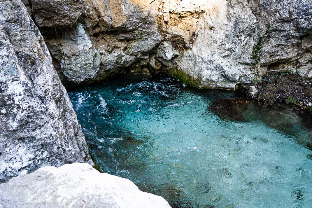 Eine sprudelnde Quelle beim Acheron Fluss in Griechenland.