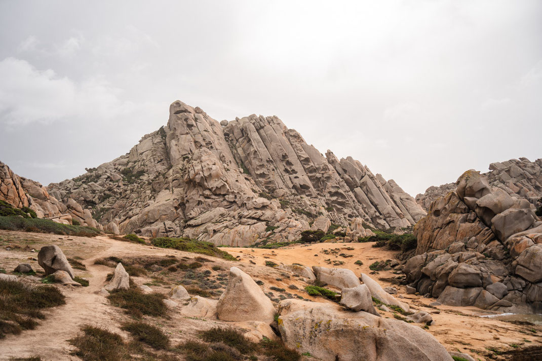 Bizarr geformte Felsen im Valle della Luna auf Sardinien.