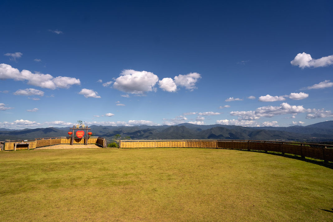 El extenso mirador de la ciudad de Pai ofrece una gran vista de la ciudad y el campo.