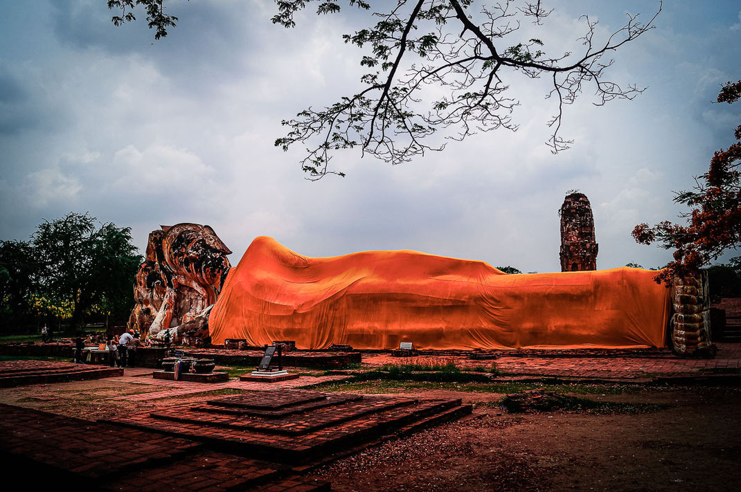 El Buda reclinado Wat Lokayasutharam en Ayutthaya.
