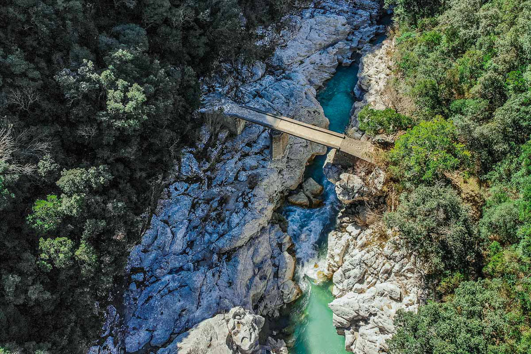 Drohnenaufnahme vom Fluss Acheron in Griechenland.