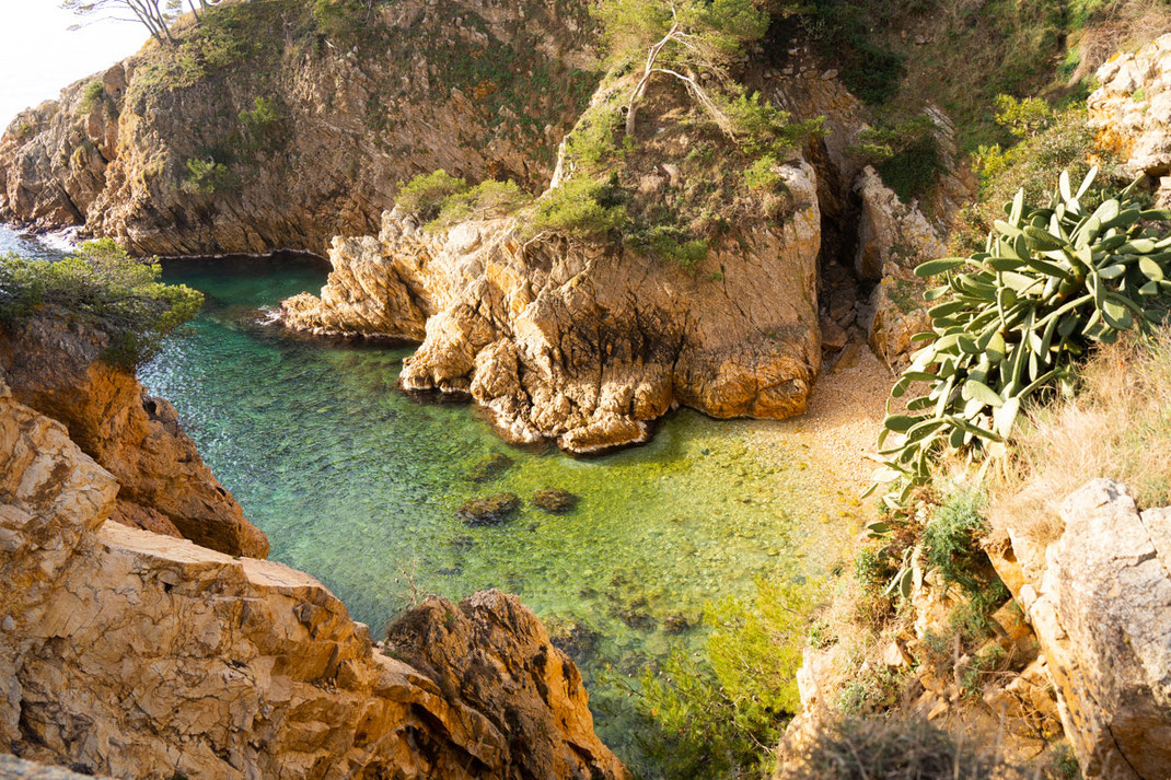 Eine einsame Bucht entlang eines alten Fernwanderwegs in Spanien.