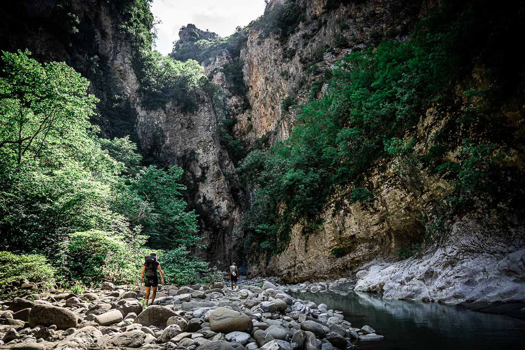 Frau und Mann wandern durch den wilden Lengarica Canyon.