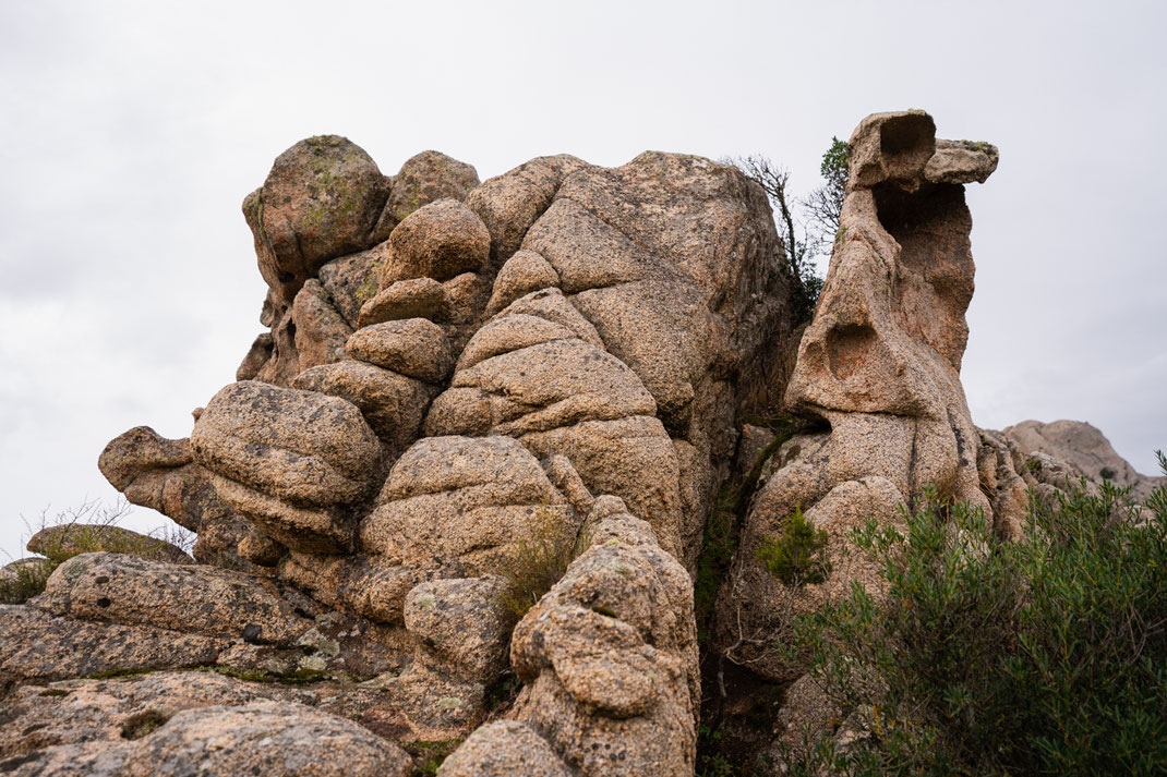 Bizarr geformte Felsen am Monte Pulchiana auf Sardinien.