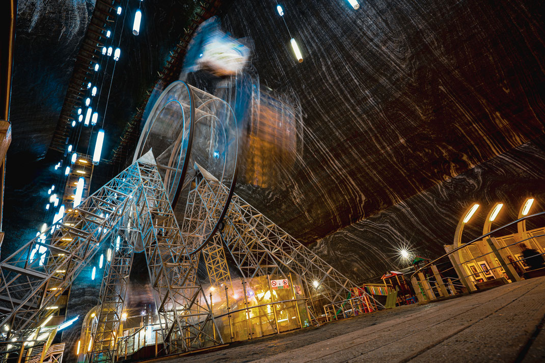 Das Riesenrad im unterirdischen Freizeitpark der Turda Salzmine ist die Hauptattraktion des Bergwerks.