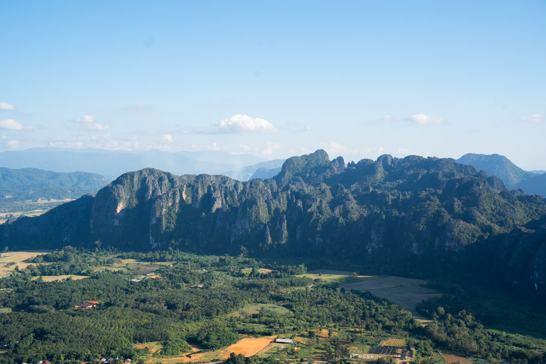 Vista de las altas montañas que rodean Vang Vieng al atardecer.