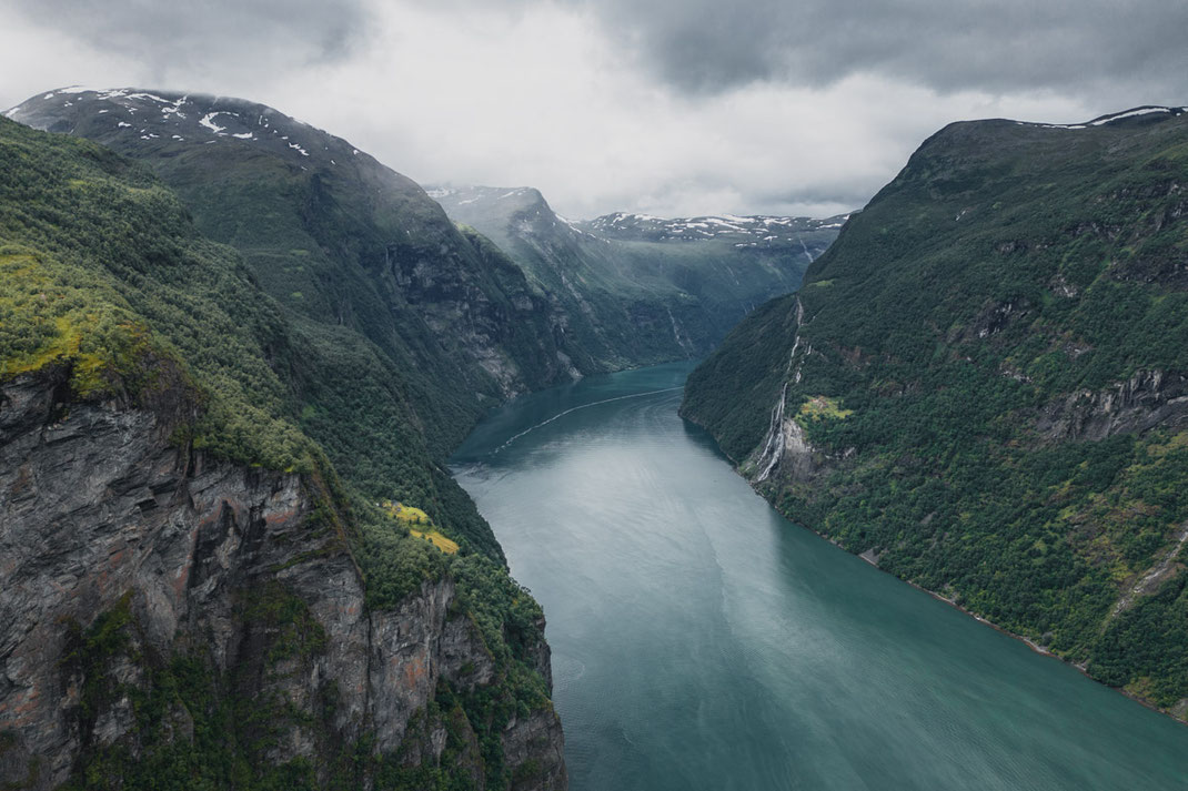 Am beeindruckenden Geiranger Fjord befindet sich der imposante Sieben Schwestern Wasserfall.