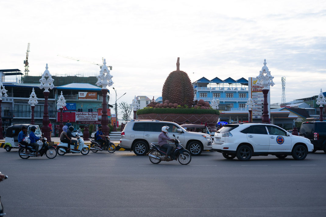 Una gran estatua en una rotonda de la ciudad de Kampot.