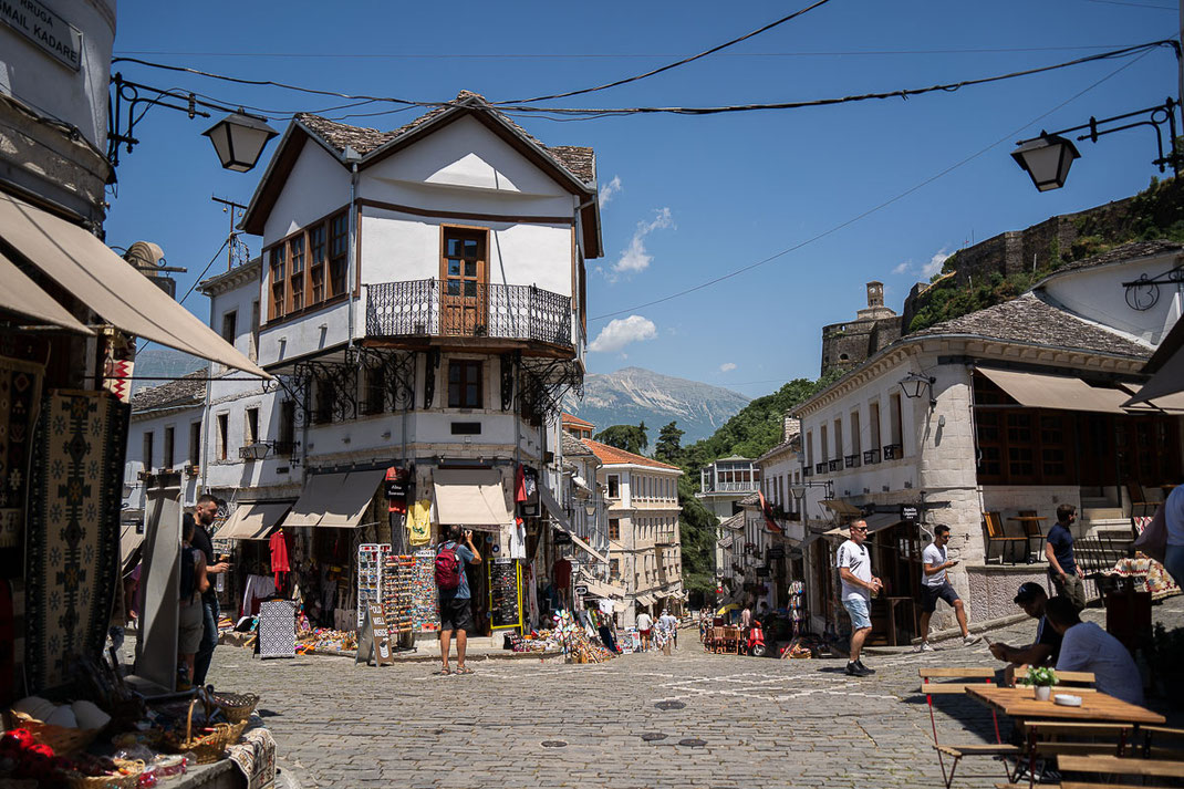 Malerische Gassen im Basarviertel von Stadt Gjirokastra.