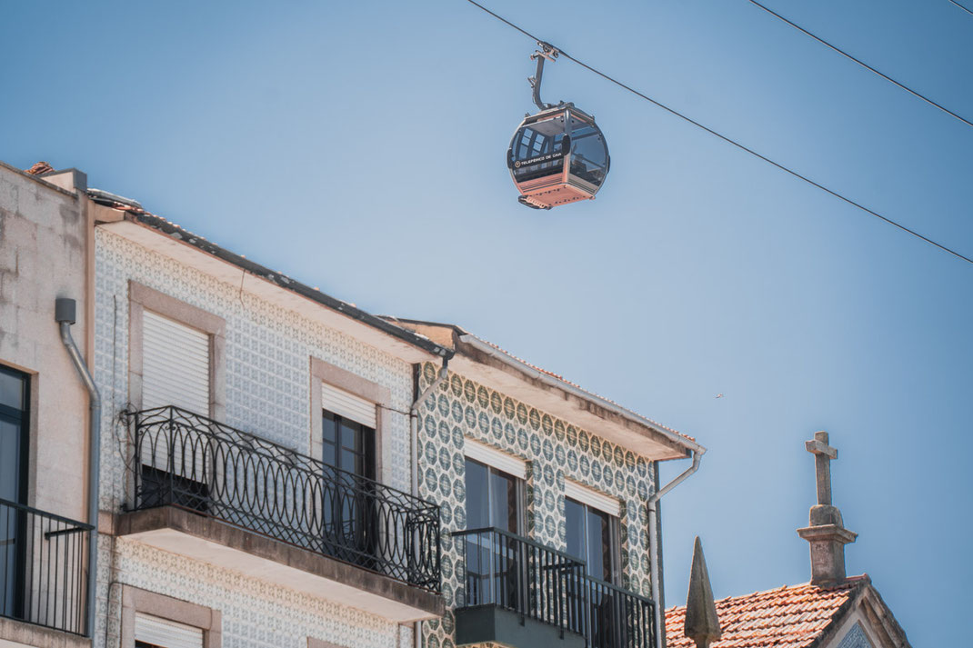 Die Seilbahn Teleférico de Gaia ist eines der Highlights in Porto, sie befördert Touristen über die Dächer der Stadt zu einer bekannten Kirche.