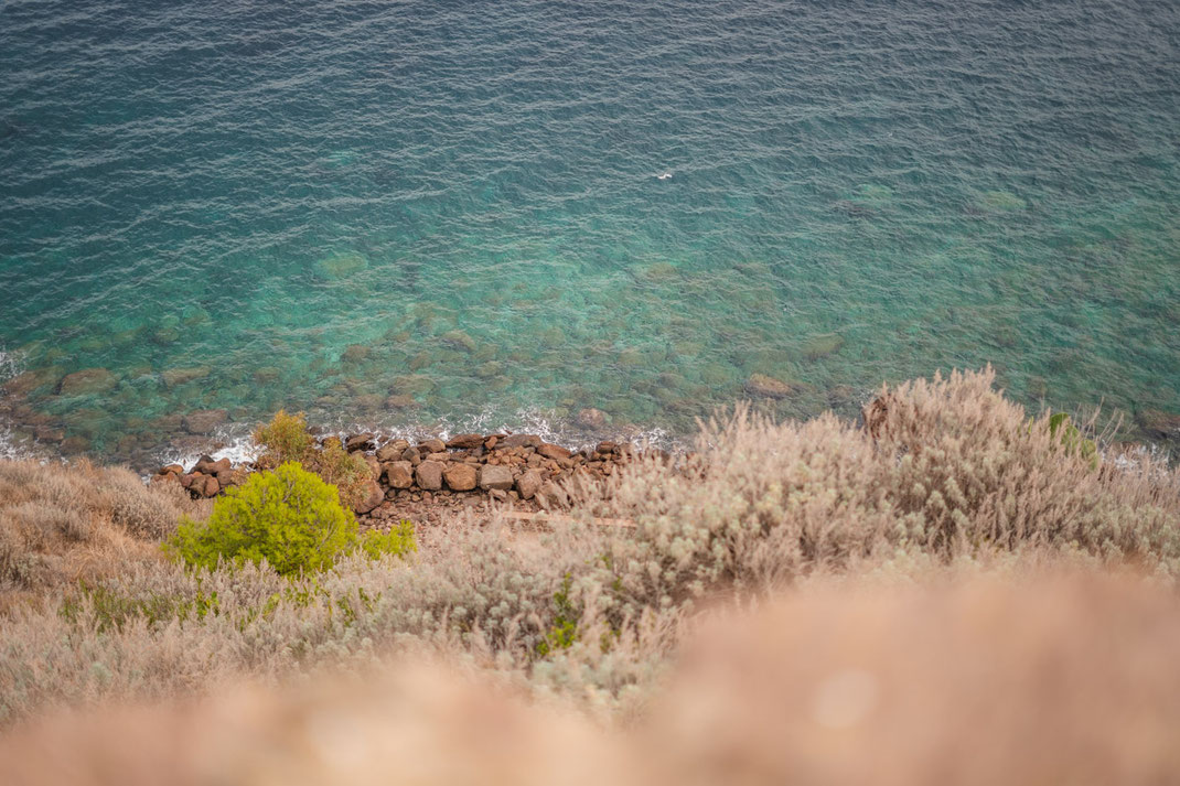 Das türkise Meer von Sardinien umgibt die malerische Stadt Castelsardo.