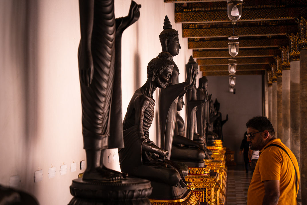 The 50 Buddha statues in Wat Ben are all depicted in a different pose and are lined up in a gallery around the main building.