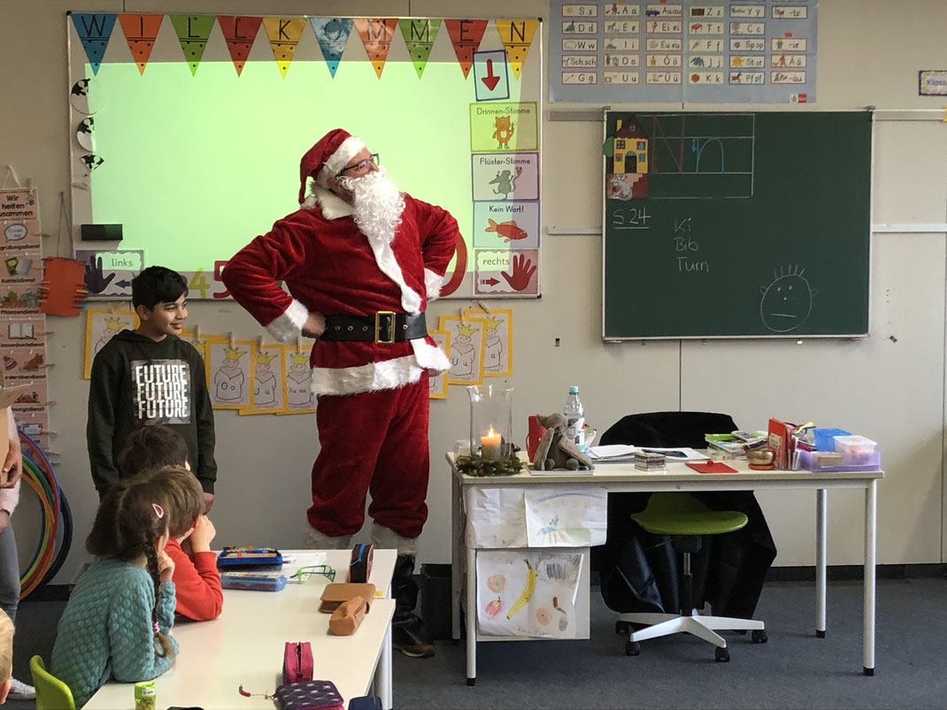 Der Nikolaus an der Steinenbergschule in Stuttgart-Hedelfingen