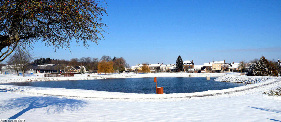 Le plan d'eau se découvre dans un nouveau décor blanc neige et bleu ciel