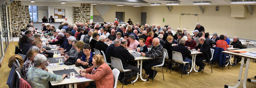 Cent trente deux joueurs de belote dans la salle des fêtes de St Cyr le Gravelais le vendredi 28 février 2020