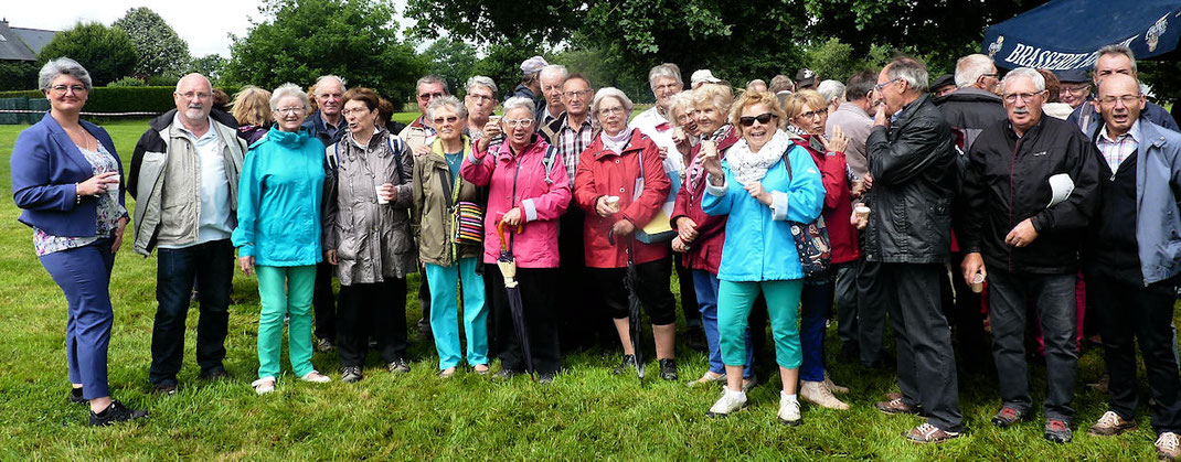 Fête de l'Amitié 2018 à l'Espace Bel Air de Saint Aubin du Cormier : 110 adhérents du secteur prennent l'apéritif offert par le comité du secteur