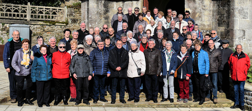 Photo de groupe sur les marches de l'église de Langast. Merci à Olivier de RGO Le Pape Autocars pour la photo