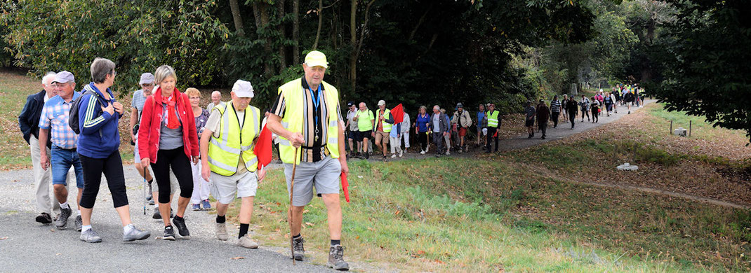 En matinée, arrivée du 1er groupe de marcheurs au barrage de la Valière