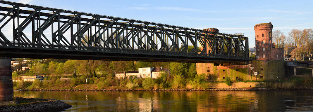Mayence : Capitale du Land Rhénanie-Palatinat  -  Le pont ferroviaire "Südbrücke Mains"  -  Le Rhin a donné son nom à la Rhénanie