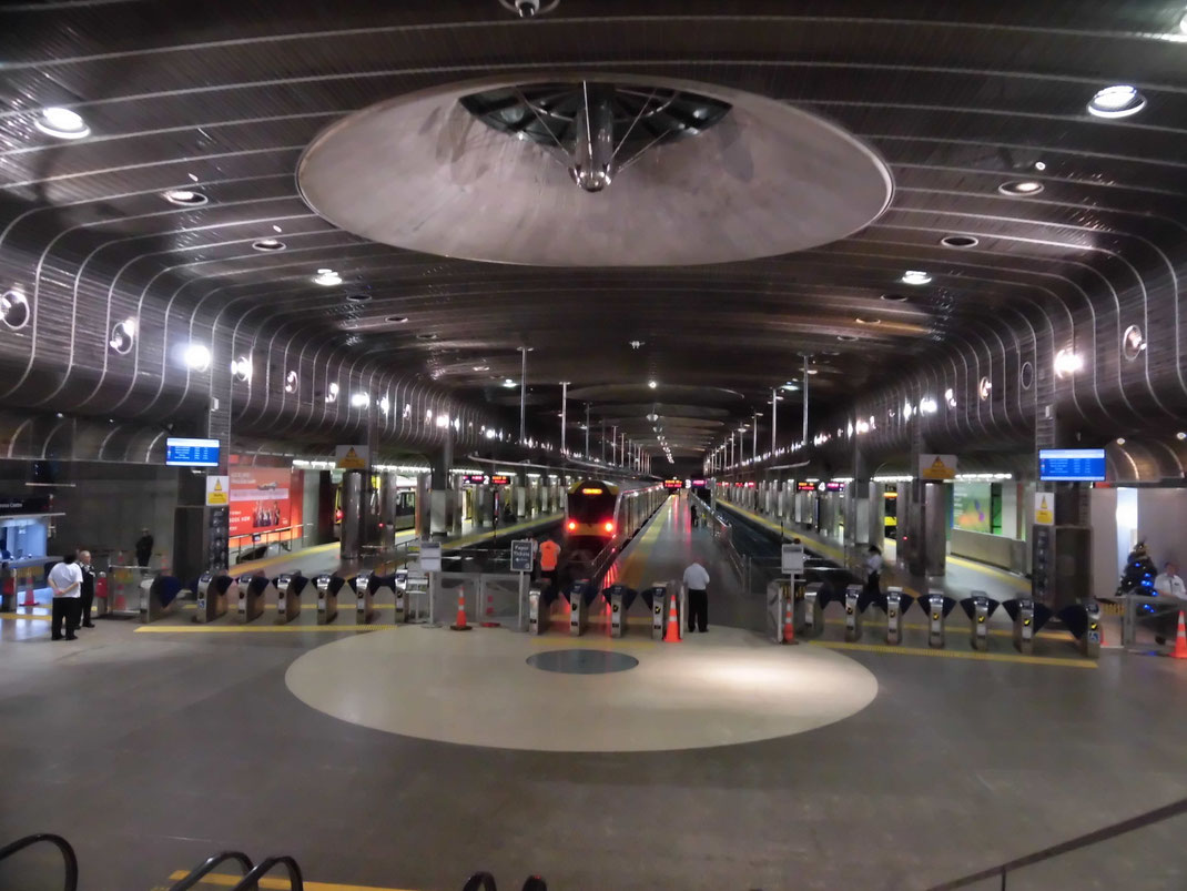 britomart駅 近未来的なデザインです