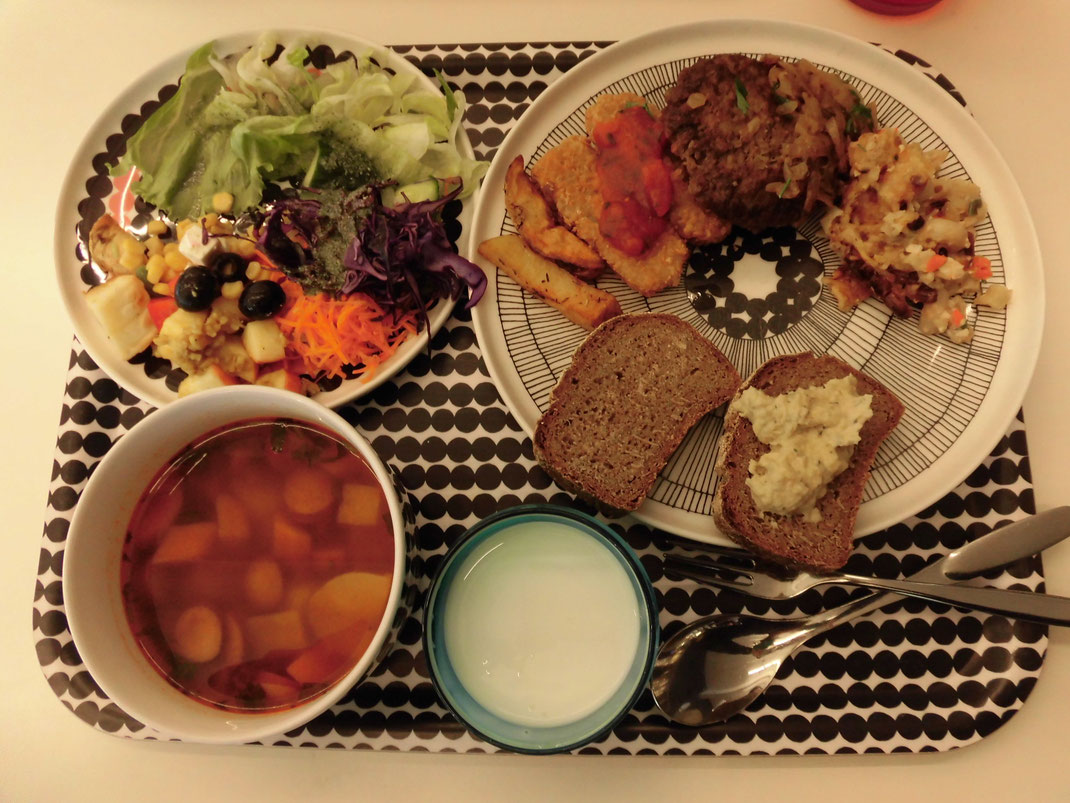 すべてorganic、ほぼベジタリアン食。大好きなライ麦パン、フムス。食器はすべてマリメッコ!