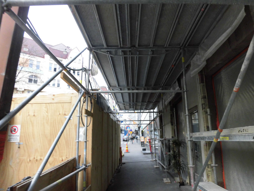 建設の足場も2mくらいあって贅沢。都内じゃありえない。