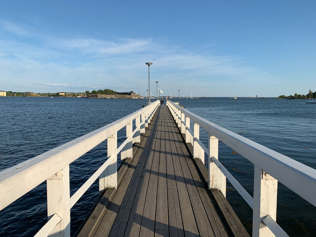 helsinki kaivopuisto parkの桟橋　北欧の海は黒に近い赤茶です