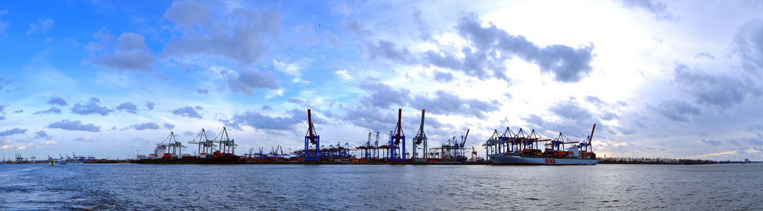Landungsbrücke - Hafen in Hamburg
