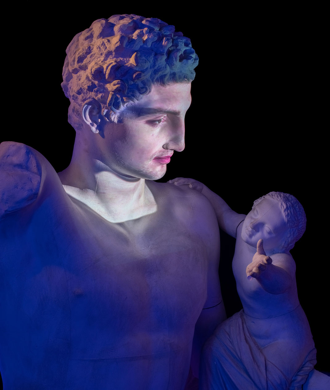 statue-parlante-hermes-d-olympie-le-messager-des-dieux-la-sculpture-parle-aux-visiteurs-de-l-exposition-art-video-interactif-reconnaissance-vocale-digitale