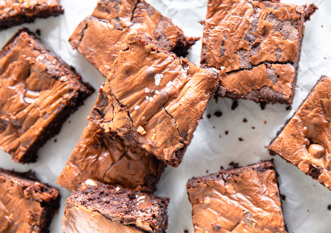 Frisch gebackene Schoko-Brownies mit knusprigen Nüssen