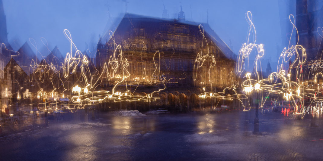 Expressive Fotografie: das Bremer Rathaus zur Blauen Stunde mal anders - musikalisch beschwingt