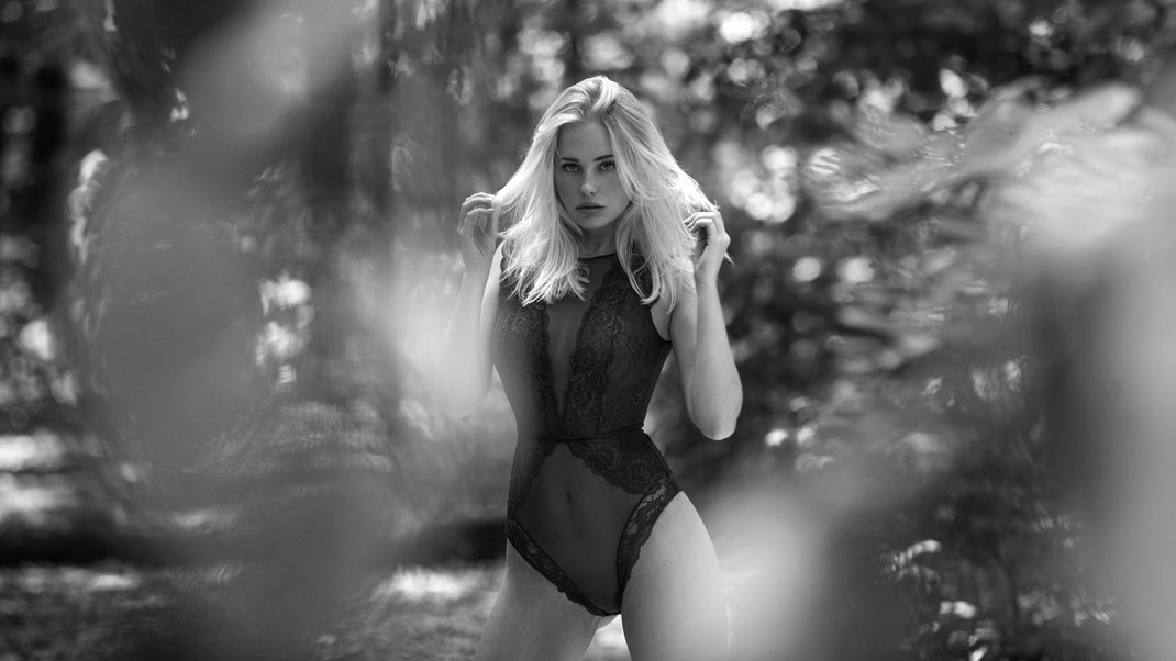 Portrait - Markus Hertzsch - B&W - Girl - Model - Bildlook - Face - Pose - Art - Hair - Eyes - Saskia - Body - Blonde - Bokeh - Forest