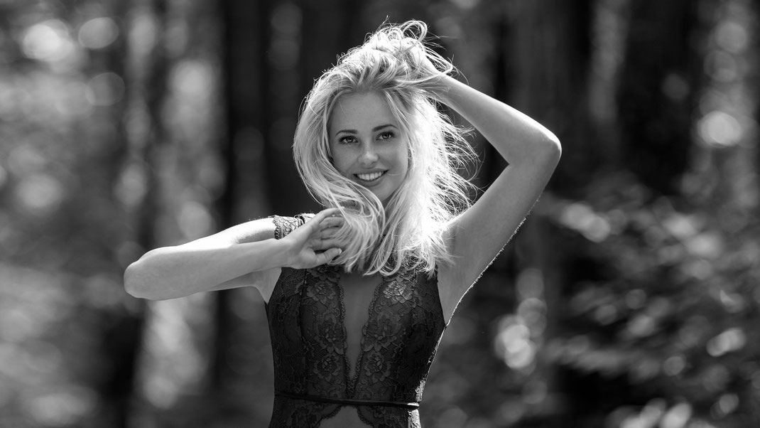 Portrait - Markus Hertzsch - B&W - Girl - Model - Bildlook - Face - Pose - Art - Hair - Eyes - Spyglass - Blonde - Saskia - Body - Forest - Bokeh - Hunter