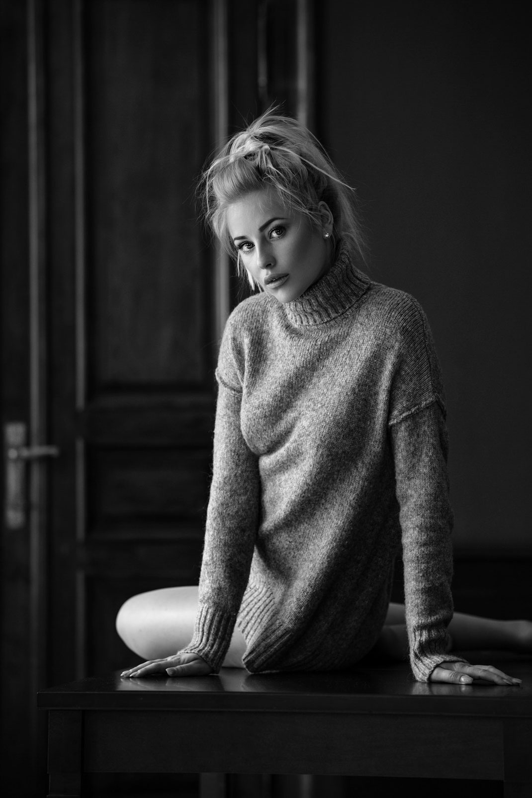 Portrait - Markus Hertzsch - B&W - Girl - Model - Bildlook - Face - Pose - Art - Hair - Eyes - Pullover - Blonde - Saskia