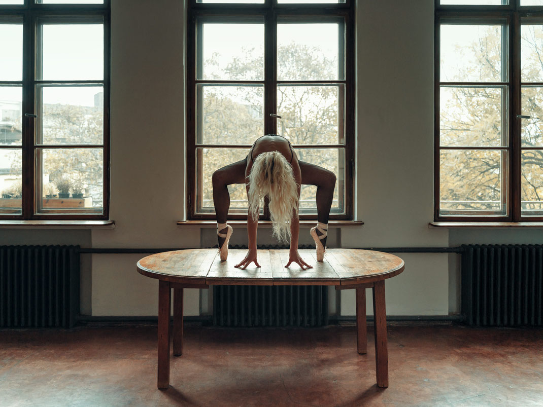 Beautiful Living - Aurora - Markus Hertzsch - Portrait - Photography - Model - Girl - Table - Window -Lingerie - Body - Pose - Tiptoe - Dancer - Ballet