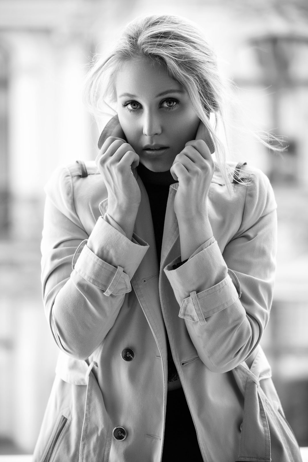 At the Balcony - Antonia - Markus Hertzsch - B&W - Girl - Model - Bildlook - Face - Pose - Art - Hair - Eyes -  Balcony - Blonde - Coat